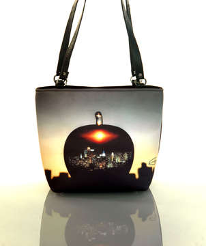 "The Big Apple"
Classic Handbag: full length deep divider zipper pocket, interior zipper pocket, cell phone & mirror pockets.
13" x 10" x 4.5" at base. .75" x 24" handles with nickel ring hardware.